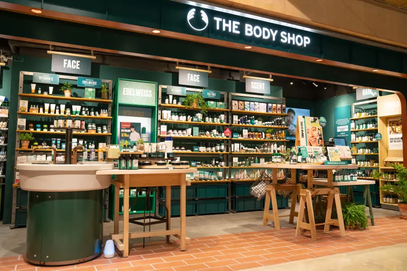 ▲英國The Body Shop宣布破產，台灣美體小舖在官方粉專澄清「不受影響」，公告聲明彼此不相隸屬、營運無關聯。粉絲開心「台灣還在」，卻集體歪樓推薦白麝香等愛用品。（圖／The Body Shop提供）