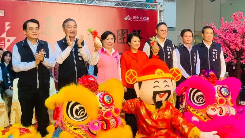 ▲台中市長盧秀燕與立委楊瓊瓔,拿著象徵好運的旺來、好采頭,一起參加新春團拜。(圖/記者顏幸如攝,2024.02.15)