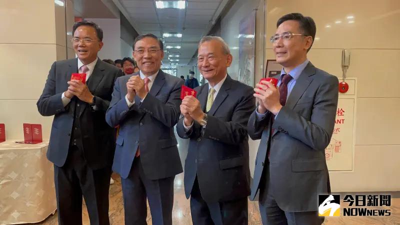 ▲法務部新春團拜,部長蔡清祥與同仁合影(圖/記者潘千詩攝,2024.02.15)