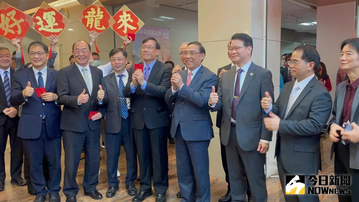 ▲法務部新春團拜，部長蔡清祥與同仁合影（圖／記者潘千詩攝，2024.02.15）