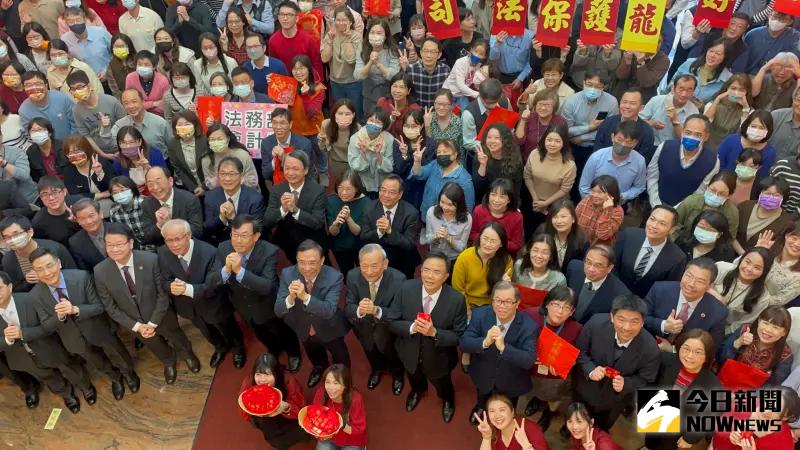 ▲法務部新春團拜,部長蔡清祥與同仁合影(圖/記者潘千詩攝,2024.02.15)