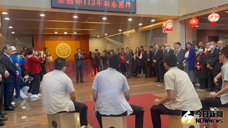 ▲敦品中學學生敲擊木箱鼓,表演再出發(圖/記者潘千詩攝,2024.02.15)