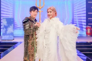 ▲胡瓜(左)與陳美鳳帶來的世紀飛天合體「龍王降臨之龍鳳呈祥」成為收視節節攀升的開路先鋒。(圖/民視提供) ▲胡瓜(左)與陳美鳳帶來的世紀飛天合體「龍王降臨之龍鳳呈祥」成為收視節節攀升的開路先鋒。(圖/民視提供)