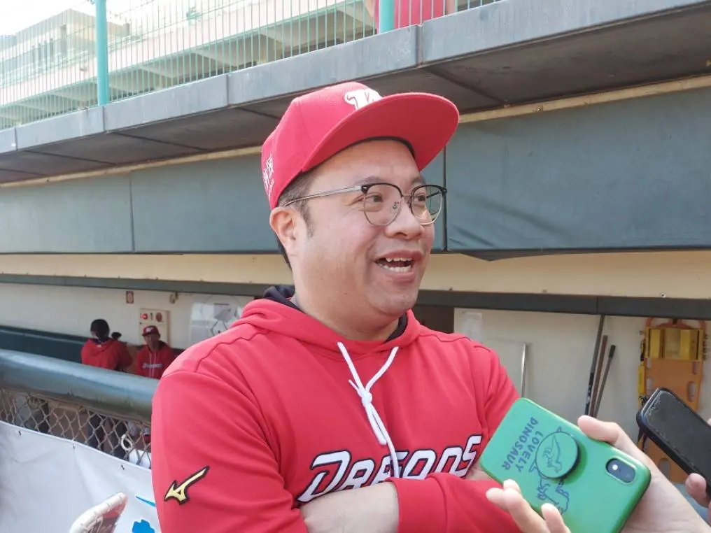 ▲味全龍領隊丁仲緯受訪表示，有規劃開幕戰前進大巨蛋，且將不會有賽事落地新竹。（圖／林之越攝）