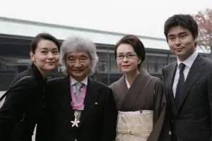 ▲小澤征爾一家,左起小澤征良、小澤征爾、入江美樹及小澤征悅(。圖/翻攝自《News Post Seven》) ▲小澤征爾一家,左起小澤征良、小澤征爾、入江美樹及小澤征悅(。圖/翻攝自《News Post Seven》)