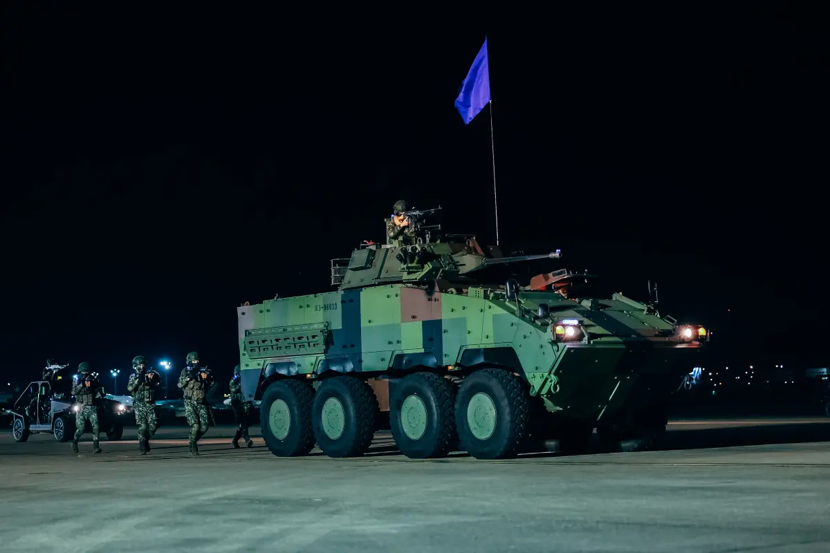 ▲松山機場戍衛憲兵於深夜時分演練敵機突擊機場的應變操演。（圖／軍聞社）