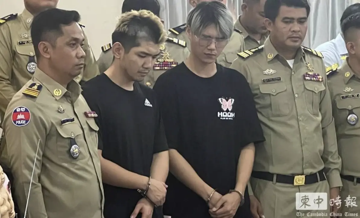 ▲直播主「晚安小雞」與友人阿鬧去柬埔寨謊稱闖詐騙園區被毆打，遭柬埔寨警方逮捕，造假道具也在記者會上被全數攤開。（圖／翻攝自柬中時報）