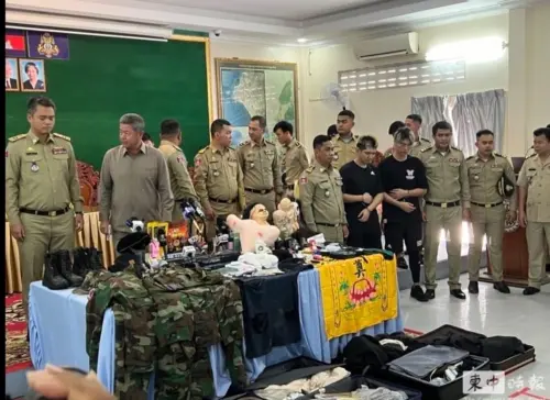▲晚安小雞與友人阿鬧遭柬埔寨警方上銬逮捕,柬警今(15)日下午召開記者會,並在桌上列出晚安小雞造假的工具。(圖/翻攝自柬中時報) ▲晚安小雞與友人阿鬧遭柬埔寨警方上銬逮捕,柬警今(15)日下午召開記者會,並在桌上列出晚安小雞造假的工具。(圖/翻攝自柬中時報)
