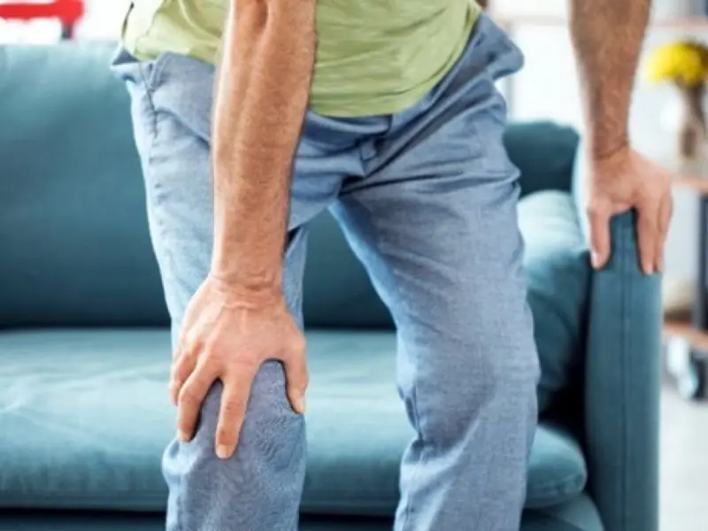▲50歲男子運動傷到膝關節，又不慎跌倒，連走樓梯都無法，進行一次性自體軟骨修復術，3個月後已能正常步行。（示意圖／翻攝畫面）