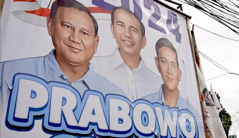 ▲印尼總統候選人普拉伯沃（Prabowo Subianto，左）與副手、現任總統佐科威（Joko WIdodo，中）的兒子吉伯朗（Gibran Rakabuming Raka，右）在雅加達街頭的競選海報。（圖／中央社記者李宗憲雅加達攝 113年2月8日）