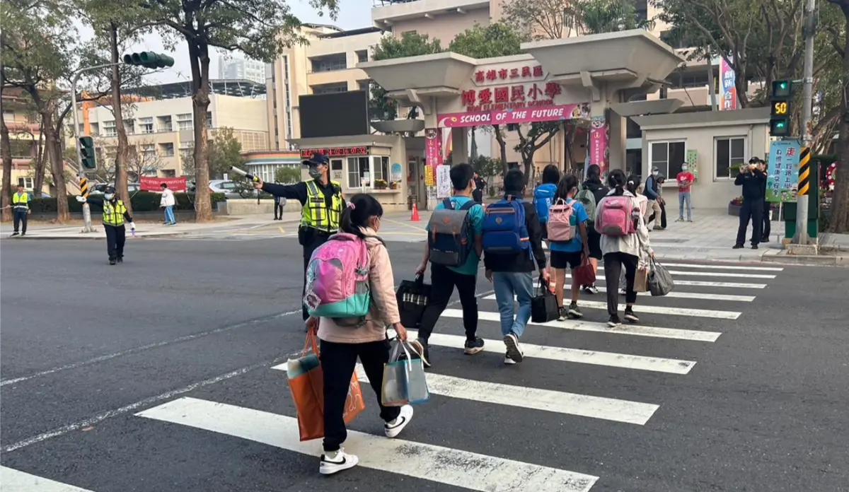 ▲高市警局三民一分局今天啟動執行「護童勤務」，並規劃「校園安全走廊」，由巡邏警組加強校園周邊可疑人事物盤查，提高巡邏次數及見警率。（圖／三民一分局提供）