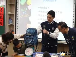 ▲台北市長蔣萬安開學日宣導書包減重政策。（圖／記者呂炯昌攝，2024.02.16）