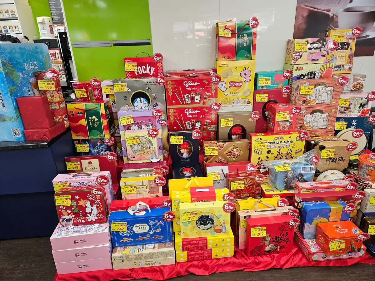 ▲全家禮盒一年一度年後降價又來了！許多門市的禮盒已經開始打69折販售，而全家龍年福袋也有店家開始推促銷。（圖/7-11全家各超商新品共享區）