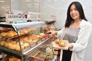 全家補班一日限定優惠,千層蛋撻買1送1。(圖/業者提供) ▲全家補班一日限定優惠,千層蛋撻買1送1。(圖/業者提供)