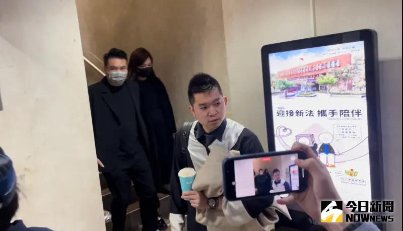 ▲台北地院審理朱學恒強制猥褻案,傳喚鍾沛君丈夫陳布朗、媒體人樊啟明出庭作證(圖/記者潘千詩攝,2024.02.16)