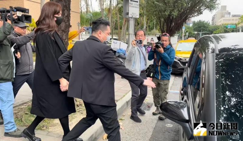 ▲台北地院審理朱學恒強制猥褻案,傳喚鍾沛君丈夫陳布朗、媒體人樊啟明出庭作證(圖/記者潘千詩攝,2024.02.16)
