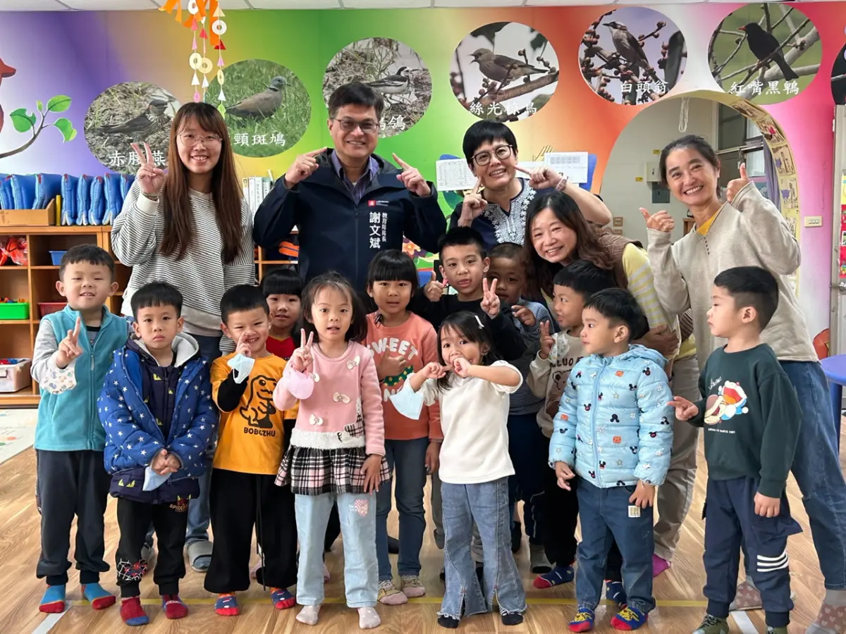 ▲高市府教育局長謝文斌開學日特別到田寮國中、阿蓮區復安國小關心校園開學防疫整備、午餐廚房環境衛生。（圖／高市府教育局提供）