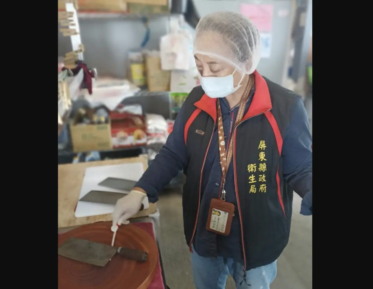 ▲春節期間有民眾前往屏東東港鎮一間蚵仔吃到飽店家用餐，豈料後續出現上吐下瀉、發燒等情況，屏東縣衛生局指出，共有48人通報身體不適，其中醫院食物中毒通報案件13人，民眾反映來電食用後不適約35人。（圖／衛生局提供）