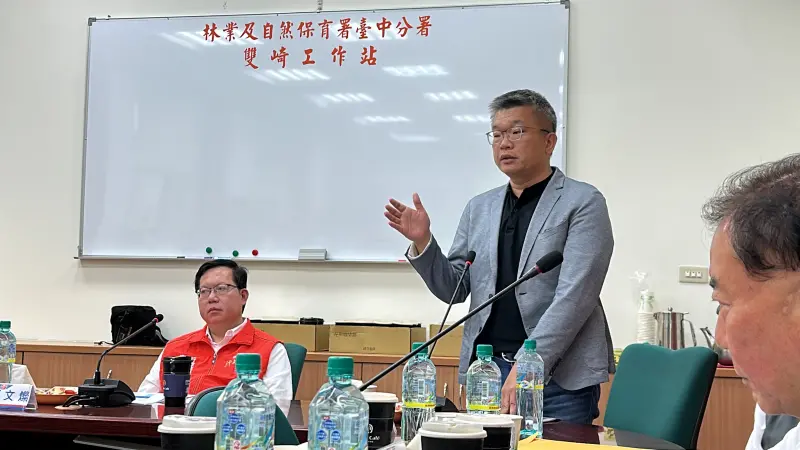 ▲前立法院副院長蔡其昌與行政院副院長鄭文燦去年聽取工務段簡報。(圖/蔡其昌服務處提供,2024.02.16)