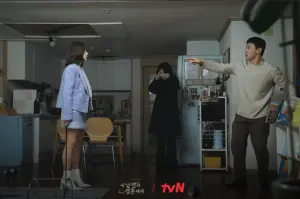 ▲劇中，孔敏貞（中）也被丈夫張宰昊背叛。（圖／翻攝tvN）