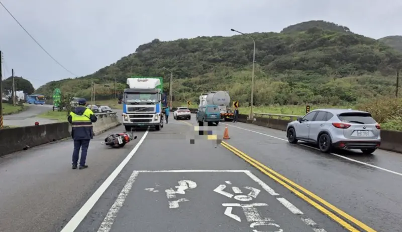 ▲今（16）日中午12時14分，新北市貢寮區台2線91.5K處傳出死亡車禍，一名郭姓女子騎機車行經事故路段，不慎與對向另輛化學槽罐車發生對撞，郭女當場倒地。（圖／翻攝畫面）