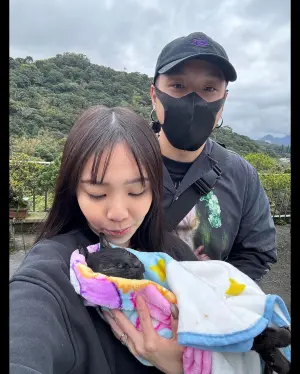 ▲陳芳語在男友諺文(右)的陪伴下,一起送走愛貓最後一程。(圖/諺文IG) ▲陳芳語在男友諺文(右)的陪伴下,一起送走愛貓最後一程。(圖/諺文IG)