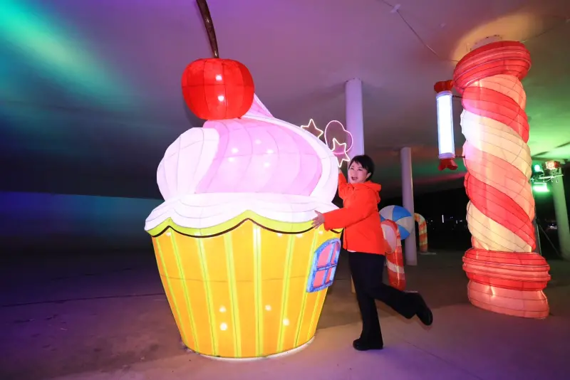 ▲盧秀燕示範如何和可愛的冰淇淋花燈合照,像是走進了小人國。(圖/台中市政府提供,2024.02.16)