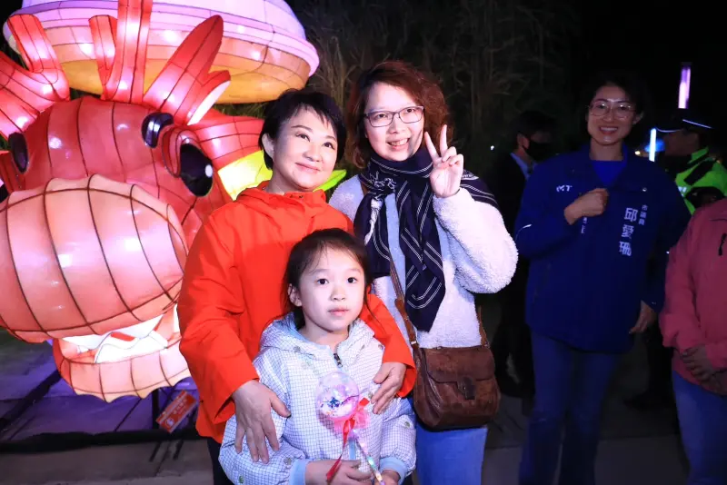 ▲盧秀燕開心和逛燈會的民眾合照。(圖/台中市政府提供,2024.02.16)