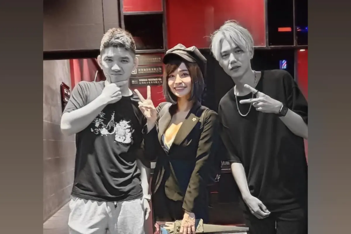 ▲郭鬼鬼（中）曬出與晚安小雞（左）、阿鬧的合照，還將兩人P成黑白色調，透露自己預言成真。（圖／郭鬼鬼臉書）