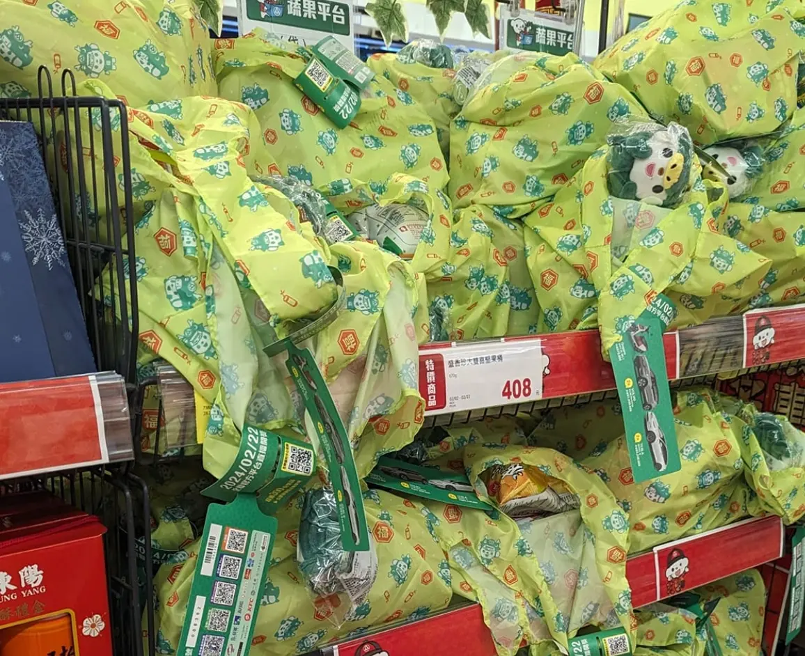 ▲全聯福袋被目擊已經過完年還是沒有賣完的情況，跟過往一袋難搶的情況有差別。（圖/7-11全家各超商新品分享區）