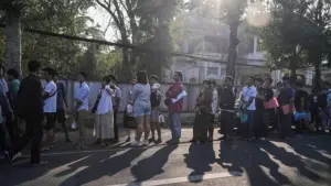 緬甸強制徵兵！年輕人集體落跑 　泰大使館「簽證申請隊伍」排爆
