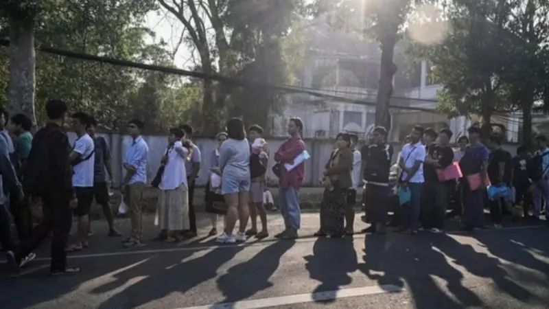 ▲ 緬甸軍政府近日發布徵兵令，導致大量年輕人擠在泰國大使館外，欲申請簽證、逃離國家。（圖／翻攝自法新社）