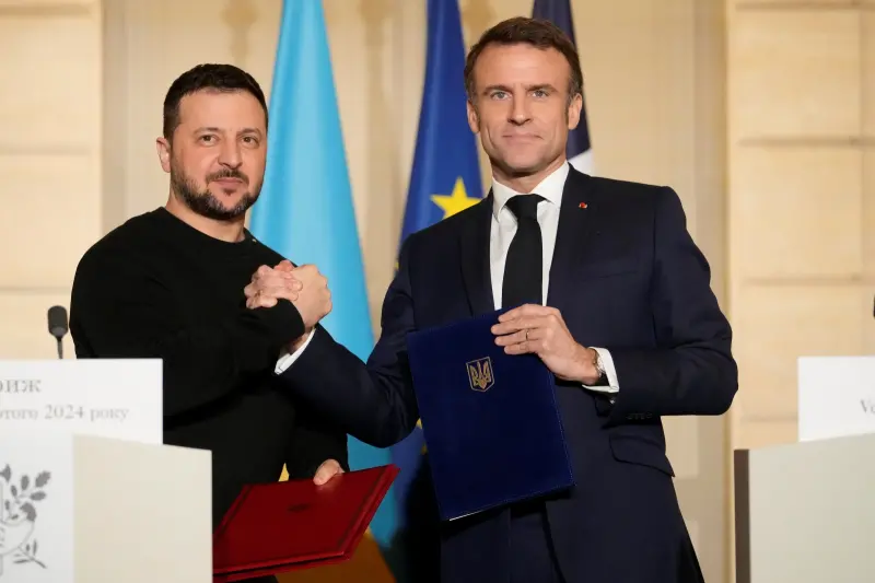 ▲烏克蘭總統澤倫斯基16日與法國總統馬克宏，簽署一項新的長期安全協定。（圖／美聯社／達志影像）