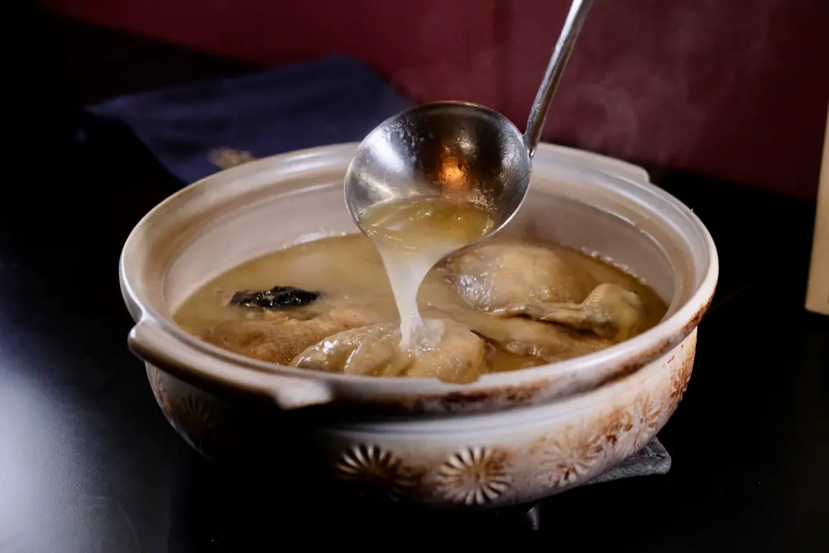 ▲東區的無菜單料理餐廳「L.C Française 法租界」，許多明星、名人都曾是座上賓，招牌菜色「黃金雞湯」更是廣受老饕喜歡，業者還因此開了雞湯專賣店。（圖／記者葉盛耀攝）