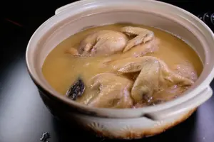 ▲「L.C Française 法租界」最招牌的菜色「十年一劍黃金雞湯」，製程相當費工耗時。（圖／記者葉盛耀攝）