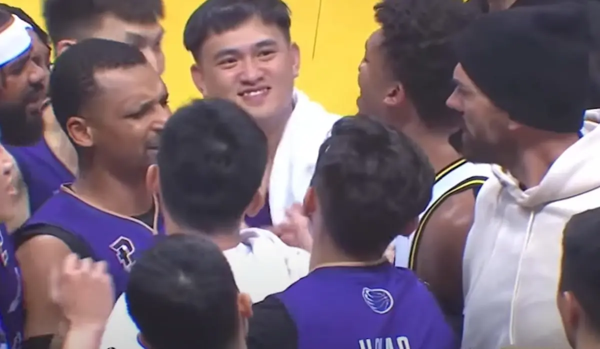 ▲新竹攻城獅昨日和新北國王進行P.League+例行賽，攻城獅最終以97:79贏球，不過雙方賽後卻發生「言語交流」，牧倫斯一度不滿攻城獅球員在中圈答謝球迷的方式，向客場球員「嗆聲」。（圖／翻攝自PLG YouTube賽事影片）