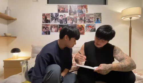 ▲晨灰在Joeman家裡貼滿照片,充滿過去的回憶,讓Joeman相當感動。(圖/瘋男晨灰 YouTube) ▲晨灰在Joeman家裡貼滿照片,充滿過去的回憶,讓Joeman相當感動。(圖/瘋男晨灰 YouTube)