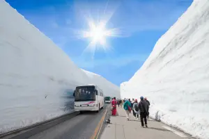 ▲勞動節出遊不可錯過期間限定的「立山黑部-雪壁傳奇」，20米高的巨大雪牆令人嘆為觀止。（圖／可樂旅遊提供）