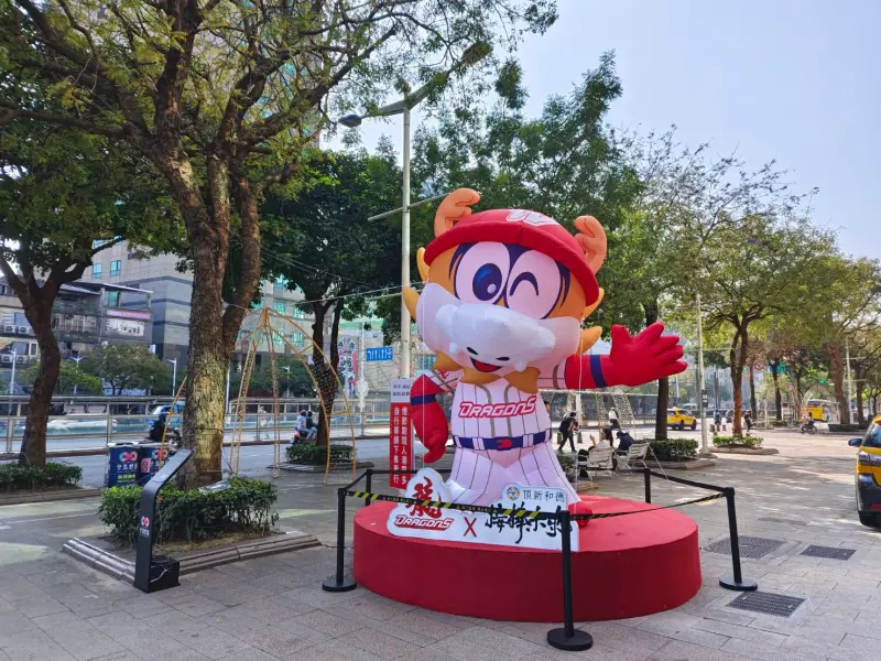 ▲第一個以台北市為主場的職業棒球隊味全龍, 今年也展出吉祥物威弟造型燈組。（圖／ 頂新和德文教基金會）