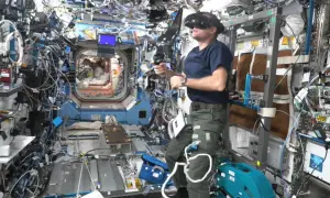 宏達電VR成首款上太空頭戴裝置　太空人搭騎車健身「實境」逛丹麥
