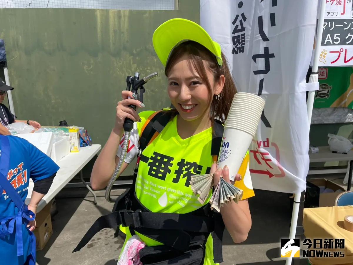 ▲啤酒妹彩香又來了！合體樂天女孩，現身石垣島。（圖／吳政紘攝）