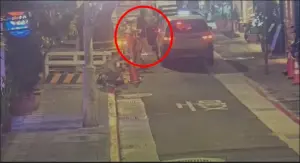 ▲賴男（紅圈部分）被拍到扛著行李箱搭車。（圖／翻攝畫面）