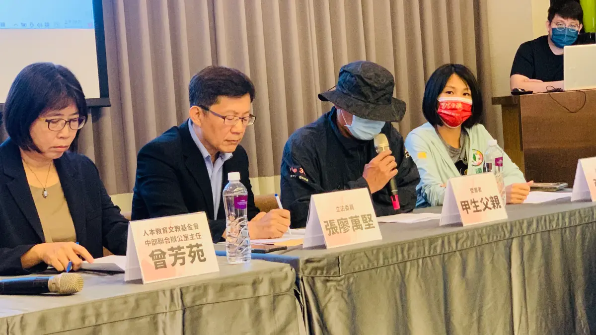 ▲豐中案父親在兒子輕生後出席記者會，悔恨太相信偽善的大人們。（資料畫面／記者顏幸如攝，2024.02.17）