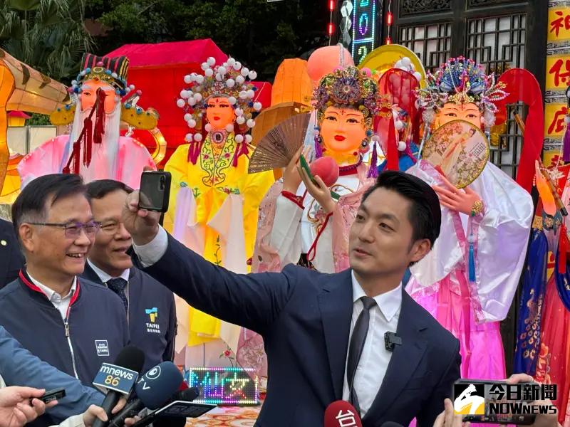 ▲台北市長蔣萬安與網路熱議的眾神花燈自拍合影。(圖/記者呂炯昌攝,2024.02.17)