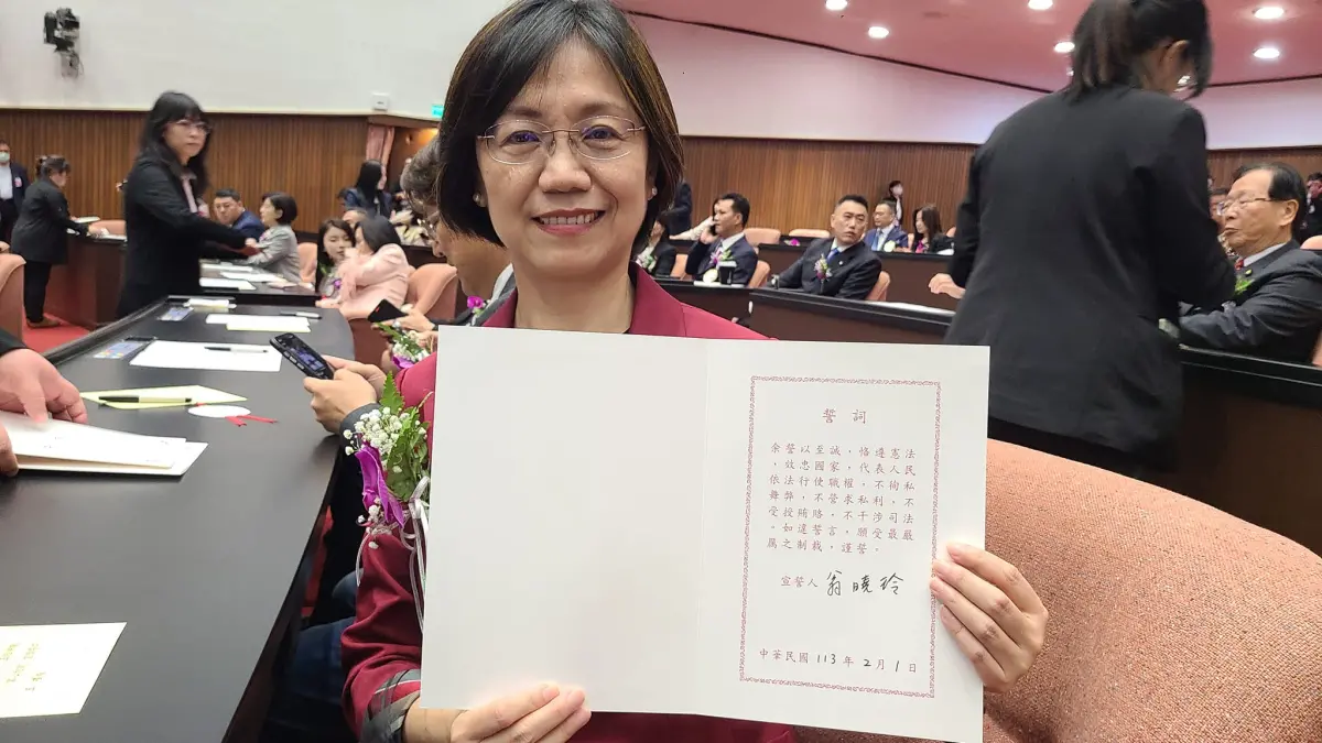 ▲ 翁曉玲立法院質詢處女秀因「質詢是上對下」引發爭議，也讓立法院前院長游錫堃連兩日發文嘲諷翁。（圖／翻攝自翁曉玲臉書）