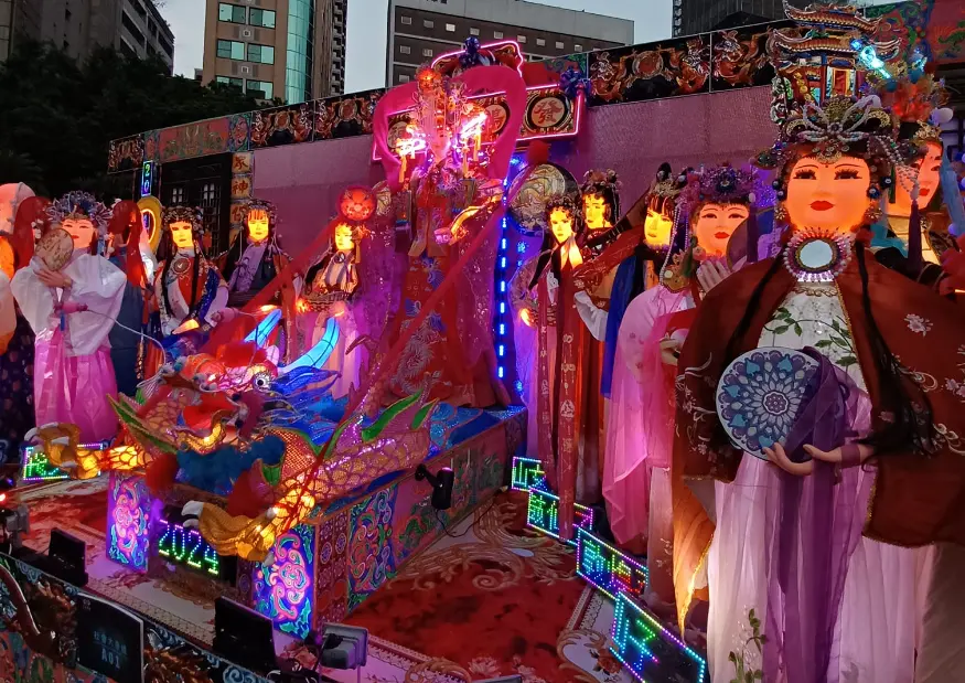 ▲台北燈節「龍躍光城」今（17）日起在臺北西區盛大開場，但展區中一組燈飾的人物膚色蒼白、瞪大雙眼神似紙紮人，卻引發民眾狂嫌「像提早過中元普渡」。對此，製作這組燈的作者也吐露創作初衷。（圖／取自先泰 祭祀禮儀 ／排場佈置臉書）