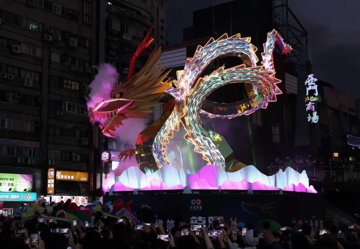 ▲今天是元宵節，冷空氣一波波來襲，氣溫持續偏冷，北部白天高溫只有20度，民眾外出賞花燈要注意保暖。。（圖／記者朱永強攝）
