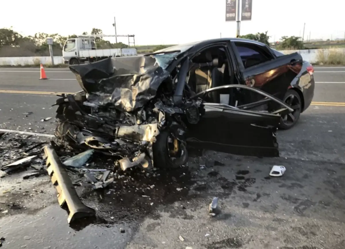 ▲今（17）日下午16時58分，雲林縣土庫鎮奮起里發生嚴重車禍，綺湖150-6號前方有2輛自小客車對撞，兩車車頭全毀，該起事故導致造成1人輕傷、2人無呼吸心跳命危送醫，詳細事發原因仍待釐清。（圖／翻攝畫面）