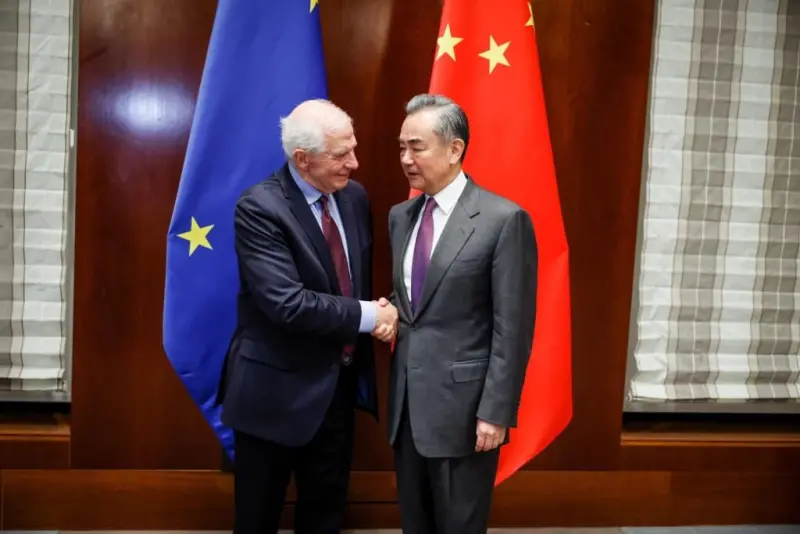 ▲歐盟外交和安全政策高級代表波瑞爾（左）16日在慕尼黑會見中國外交部長王毅（右）。（圖／取自twitter.com/JosepBorrellF）