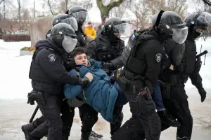 當局籲勿上街！納瓦尼猝逝俄羅斯各地民眾哀悼　至少340人遭逮捕
